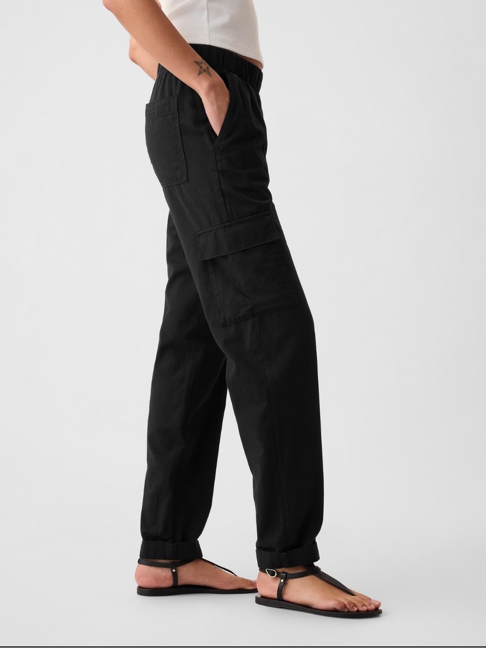 Gap Mid Rise Twill Cargo Pants in Black